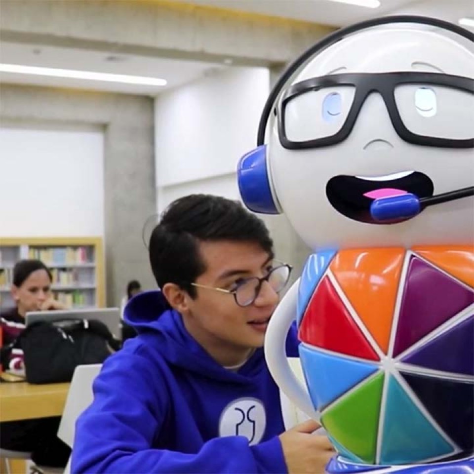 UDAbot pasea por el campus